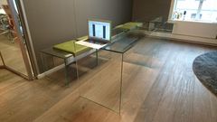 Asker Glassmesterforretning kan levere spesialdesignede møbler ved bruk at egne maskiner.