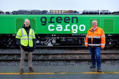 Den nye lokomotivet tar godstrafikken et betydelig skritt framover. Her med Oskar Stenstrøm i Bane NOR og Bengt Fors i Green Cargo. Foto: Morten Brakestad