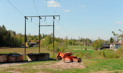 Dagens 132 kV Bolvik-Vrangfoss ved Heisholt, Ulefoss. Kraftleidninga skal rivast og ny byggjast lenger vest og utanom bustadområda. (Foto: Lede).