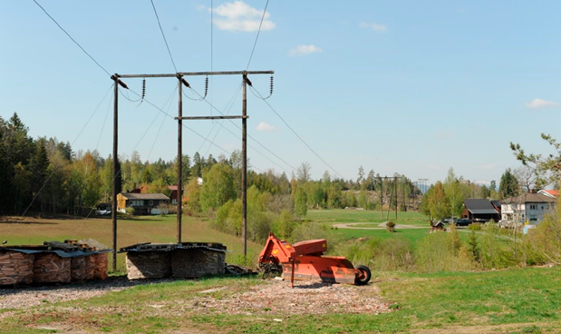 Dagens 132 kV Bolvik-Vrangfoss ved Heisholt, Ulefoss. Kraftleidninga skal rivast og ny byggjast lenger vest og utanom bustadområda. (Foto: Lede).