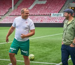 Ole Magnus spiller på gatelaget i Fredrikstad. Her sammen med dokumentarist Petter Nyquist.