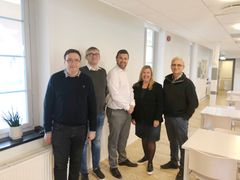 Realiserer fangeregister: Regjeringspartiene på Stortinget bevilger 1,7 millioner kroner i revidert nasjonalbudsjett til Stiftelsen Falstadsenteret og Arkivet freds- og menneskerettighetssenter til samarbeidsprosjektet Norsk digitalt fangearkiv. Fra høyre: André Skjelstad (stortingsrepresentant Venstre), Elin Agdestein (stortingsrepresentant Høyre), direktør Christian Wee ved Falstadsenteret i Levanger, konservator Arne Langås ved Falstadsenteret og Karl Buchholdt (kommunestyrerepresentant Venstre i Levanger).
Foto: Falstadsenteret