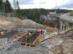 Bygging av ny midlertidig bru ved siden av Stavåbrua. Foto: Janne Staulen Venes.