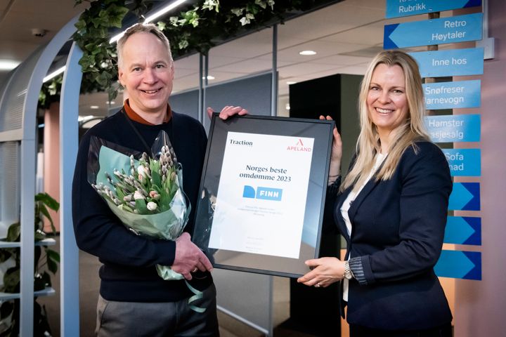 Eddie Sjølie, leder for FINN, mottar prisen for Norges beste omdømme 2023 fra Apelands Miriam Gressli Edvardsen.