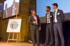 Konferansier Arne Hjeltnes med Eksportprisvinner Lerøy Seafood Group. Foto: Alf-Martin Holmedal, Steamheads AS.