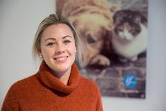 Kine Bjølsen Opstad, dyrepleier og produktsjef for dyreforsikringer i If. Foto: If
