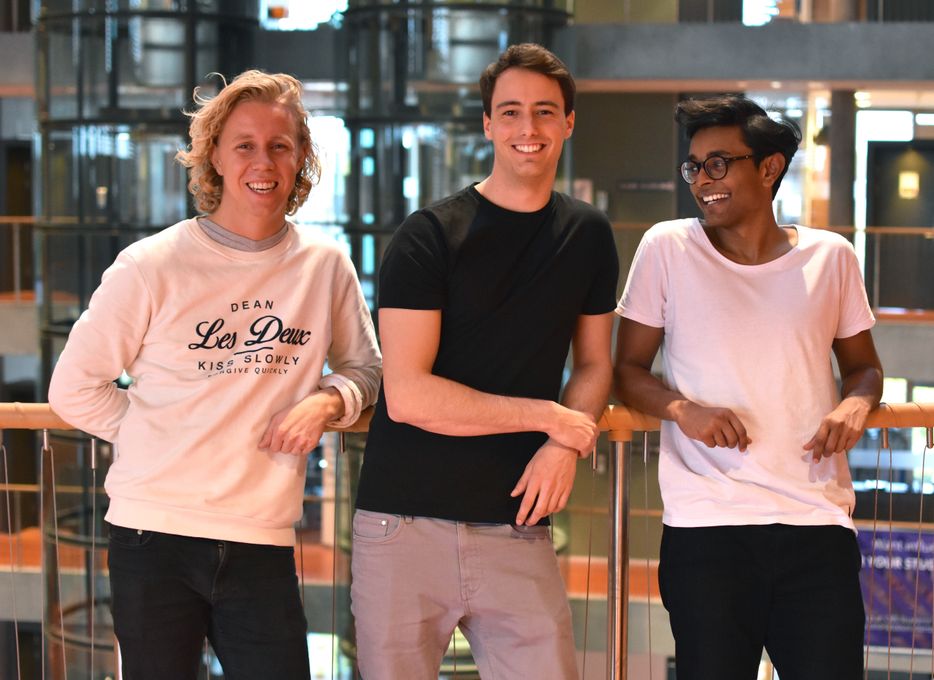 Maths Mathisen(25), Florian Winder(26) og Vinoth Vinaya(24) står bak appen Hold, som skal få studenter til å legge vekk mobilen.