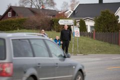 Barn oppfatter trafikken annerledes enn voksne. Derfor er det lurt å trene på å gå til skolen (Foto: NAF)