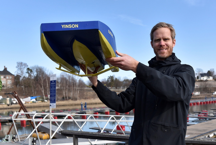 Daglig leder, Petter Mørland Pedersen viser frem en radiostyrt modell av HYDROGLYDER. Fotocred: Lift Ocean