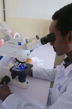 En helsearbeider i Etiopia ser i et LED mikroskop (Foto: Øystein H Johansen).