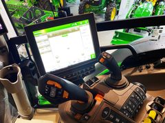 I tillegg til den populære kjørespaken CommandPro har John Deere utviklet en 
ny joystick. Den kan betjene frontlaster eller andre funksjoner som hydraulikkuttak, AutoTrac, Isobus og mer, og nå kan den også betjene traktorens vendegir. (Foto: Felleskjøpet Agri)