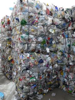 HVEM HAR ANSVARET? Årlig blir om lag 87 000 tonn emballasje ikke tatt ansvar for. Nå er det full stopp for gratispassasjerene. Foto: Johnny Syversen