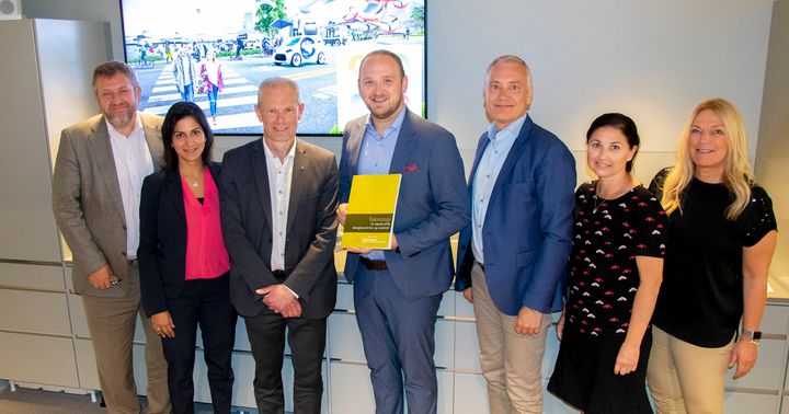 Bildet: Fra venstre: Bernt Reitan Jenssen, Mariam Kaynia, John-Mikal Størdal, statsråd Jon Georg Dale, Niels Buus Kristensen, Gro Holdt Volden og Toril Nag. Foto: Kjell Brataas/SD.