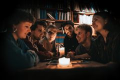 Fabeldyr: Margrete Skretting Bergset, Matias Christoffersen, Emil Horstad, Herman Wildhagen, Joachim Mørch Meyer, Levina Storåkern. Foto: Kristoffer Hylland Skogheim.