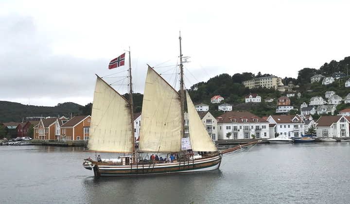 Kirkeskipet: Den norske kirke har leid den vakre seilskuta «Adella» under Arendalsuka 13. - 18. august. I en hel uke fylles Kirkeskipet med innhold fra morgen til kveld, for å vise kirkens bredde. Foto: Adella.no