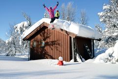 FRI LEK: Det å skape gode minner med de man er glad i, er nettopp det jula handler om. Foto: Julie Maske