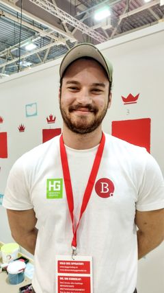 BLÅTT OG RØDT: Lærling i malerfaget Ole Andreas Jahr Pedersen er opptatt av farger. Nå vil han at «Kongeblå» skal få selskap av «Dronningrød».