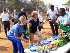 Anniken Huitfeldt og Liv Signe Navarsete får se noe av maten Utviklingsfondet har bidratt til at blir produsert på bærekraftig vis i Malawi. Foto fra Twitter: Stein Erik Hagen.