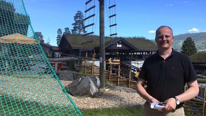 Samferdselsminister Ketil Solvik-Olsen presenterte ny tivolilov i dag på Hunderfossen Familiepark. Foto: SD/Kjell Brataas
