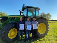 SERTIFISERT: Morten Lyshaug (t.v.), Ole Petter Nyhus og Lars Stokke er de tre første nordmennene som ble uteksaminert som spesialiserte kursholdere fra John Deere University.