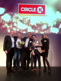Circle K er tildelt Nielsen Merkestyrkepris for 2017. Fra venstre Georg Ellingsen, Senior Client Executive i Nielsen, Johan Kraft-Johanssen, marketing manager i Circle K Norge, Kjetil Foyn, director marketing and communication i Circle K Norge og Christoffer Sundby, senior convenience director i Circle K Norge. Til høyre Cecilie Westh, Managing Director Nordics i Nielsen. (Foto: Circle K)