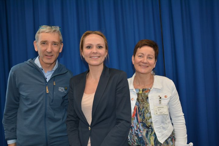 SPILLEMIDLER: Generalsekretær i Norsk Friluftsliv, Lasse Heimdal, sammen med kulturminister Linda Hofstad Helleland og fagsjef samfunnskontakt i Norsk Friluftsliv, Siri Meland. Foto: Ketil Frøland