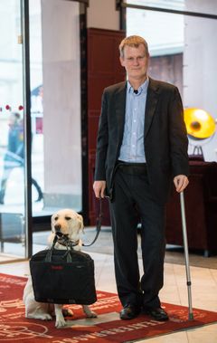 Servicehunden Dixie og Magnus Berglund.