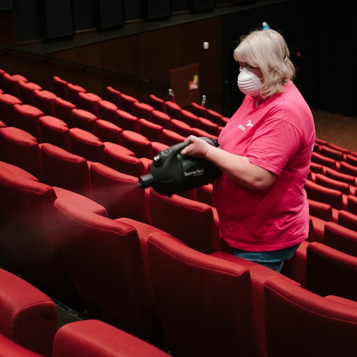 Desinfisering av seter før publikumsinnslipp. Foto: Bølgen Kulturhus i Larvik.