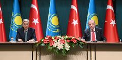 Kasakhstans president Kassym-Jomart Tokayev og Tyrkias president Recep Tayyip Erdoğan på en pressekonferanse etter møtet mellom de to lederne i Ankara 10. mai 2022 (akorda.kz)