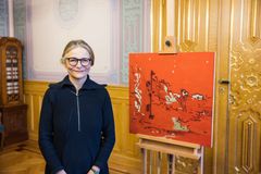 Kunstner Astrid Nondal ved siden av verket Missing color. Foto: Stortinget/Sigbjørn P. Kiserud