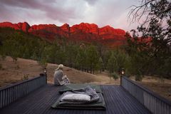 Med himmelen som tak sover du godt i din luksuriøse australske swag - sovepose.