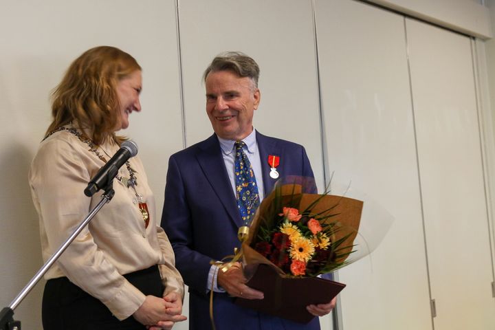 Ordfører i Bodø, Ida Pinnerød (t.v.) overrakk medaljen til Finn Jørgensen (t.h.). Foto: Lise Fagerbakk / Nord universitet
