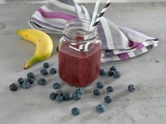 Smoothie med blåbær og banan er mettende, og kjølende på varme sommerdager. Foto: MatPrat.