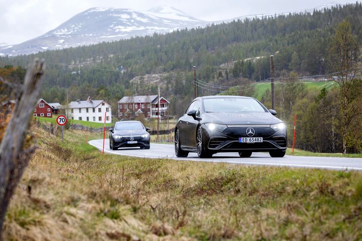 NAF og Motor har de siste årene testet alle nye elbiler som kommer til Norge, en gang på vinteren og en gang på sommeren. Gjennom testene får forbrukerne et godt bilde av hvor langt bilene faktisk kjører og hvor raskt de lader til ulike årstider. (Foto: NAF/Motor)