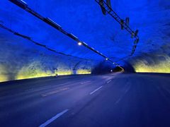 Statens vegvesen skal utbetra mindre sprekkar i fjellet ved to av stopplommene i Lærdalstunnelen. Foto: Lars Olve Hesjedal, Statens vegvesen