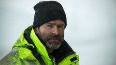 Eidfjord: Bjørn Lægreid er eier av bilbergingsstasjonen og verkstedet i Eidfjord. Han er en ensom ulv og Hardangerfjellet er hans fjell. Bjørn har mye kunnskap og erfaring, og han har sett det meste. Bjørn er seriens «MacGyver», og han jobber alltid alene. Er det en ting som gjør Bjørn sint er det uerfarne sjåfører som kjører på disse utfordrende vinterveiene uten å tenke på konsekvensene. Foto: National Geographic Channel.