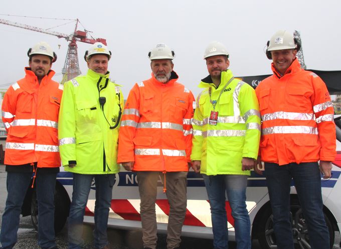 Nokas skal levere sikringstjenester til CCB konsernets forsyningsbaser langs norskekysten i fem år fremover. På bildet (f.v): Jørn Sandvik (Nokas), Pål Stian Samuelsson (CCB), Geir Svanberg (Nokas), Daniel Ayala Høydal (CCB) og Livar Bertelsen (Nokas). Foto: Nokas