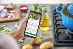 På hellofresh.no og i HelloFresh-appen kan man velge mellom 14 ulike oppskrifter på kjøtt-, fisk- og vegetariske retter til markedets beste priser. Foto: HelloFresh