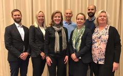 Fra venstre: Stian Wessel, Cecilie Thorbjørnsen, Anne Kristin Vie, Gunnar Hovland, Lena Drønnesund, Espen Kheradmandi og Hege Hafnor. Styremedlemmene Morten Walthinsen og Peter Batta var ikke til stede da bildet ble tatt.