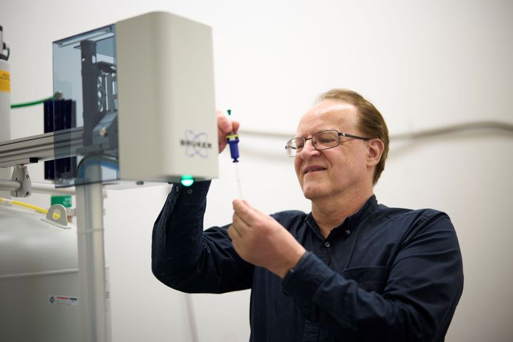 I laboratoriet på NMBU forsker professor Yngve Stenstrøm på det kjemiske stoffet som poteten skiller ut og som banker på døren til potetålen.
Foto: Alexander Benjaminsen / NMBU