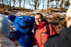 Klima- og miljøminister Espen Barth-Eide besøkte Breivoll Gård under Kom deg ut-dagen. FOTO: Stian Opsahl.