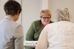 Anne-Bente Stigen Berg og Beate Framdal fra Norske Kvinners Sanitetsforening snakker engasjert med stortingspolitiker Trine Skei Grande fra Venstre. (Foto: Birgitte Heneide, Frivillighet Norge). Kan brukes fritt mot kreditering.