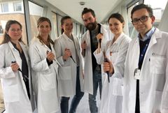 Syv vaksineforskere bytter ut pipett med penn og starter blogg. Fra venstre: Gunnveig Grødeland (UiO og OUS), Ranveig Braathen (OUS), Ane Marie Anderson (UiO), Arnar Gudjonsson (UiO), Louise Bjerkan (UiO) og Even Fossum (OUS). (Foto: Eli Synnøve Gjerde)