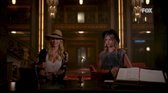 I sesongåpningen møter vi de to svenske turistene Agnetha og Vendela (Kamilla Alnes) som sjekker inn på Hotel Cortez i Los Angeles. Foto: © 2015 20th Century Fox / FOX