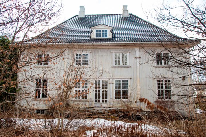 Wergelandshaugen mottok 1,2 millioner i tilskudd fra Kulturminnefondet for å sette i stand fasade, vinduer og ytterdører. Foto: Privat