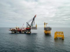 Modulen til stigerørsplattformen på Johan Sverdrup-feltet løftes på plass. Den første av fire plattformer på gigantfeltet ute i Nordsjøen er nå installert.