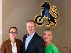 To nye ledere er ansatt i NAFs kommunikasjonsteam. Ingunn Handagard (t.v) som pressesjef og Geir Arne Servan som innholdssjef. Her sammen med direktør for marked og kommunikasjon i NAF, Ulrica Risberg.