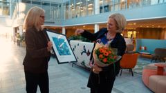 Nina Melsom Direktør for Arbeidsliv i NHO overrekker Akan-prisen 2020 til konserndirektør for HR og HMS i Hydro, Hilde Vestheim Nordh.
Prisen er et bilde av kunstneren Gunilla Holm Platou og heter «Flokken».