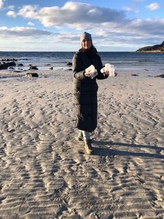 Plastpirat Beate Kjerstad finner veldig ofte rester av gravlys når hun er ute og rydder. Foto: Beate Kjerstad