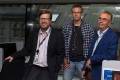 BILDET: ANB-redaktør Kjell Werner (til høyre) mener LO Medias oppkjøp blir en god løsning for Avisenes Nyhetsbyrå. Her sammen med ANB-journalistene Helge Rønning Birkelund og Aslak Bodahl. Foto: Øyvind Aukrust, LO Media
